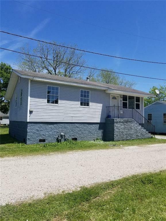 Property Photo: 106 Treuil Lane LA 70037