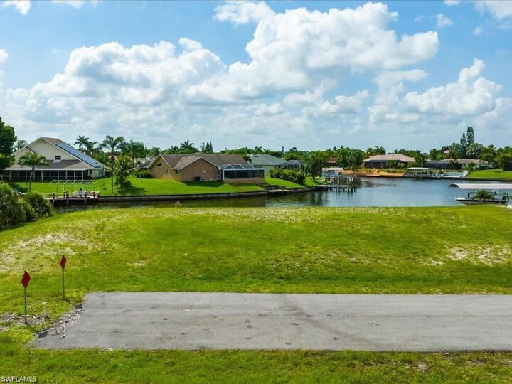 Property Photo:  1001 SE 12th Ln  FL 33990 