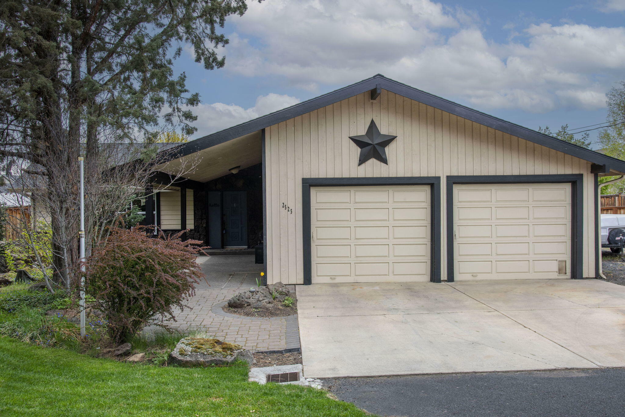 Property Photo: 2525 NW 10th Street OR 97756