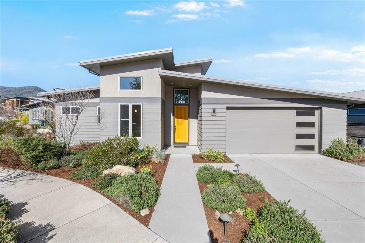 Property Photo: 850 Sander Way OR 97520