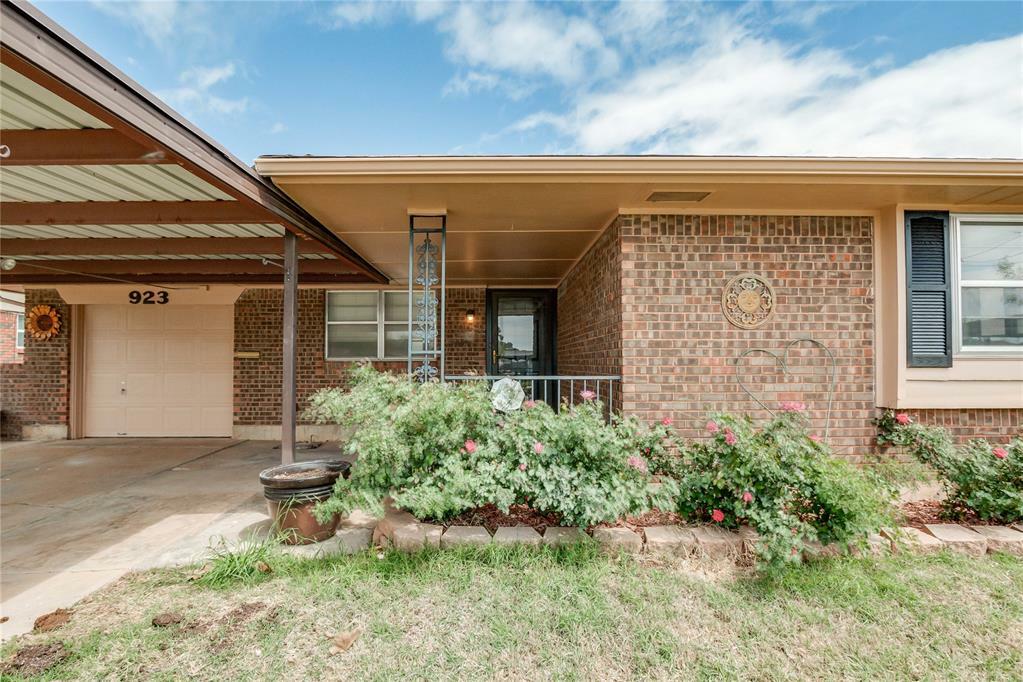Property Photo: 923 NW 5th Street OK 73160