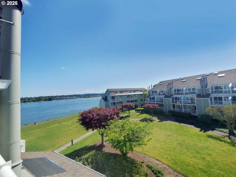 Property Photo: 277 N Hayden Bay Dr OR 97217