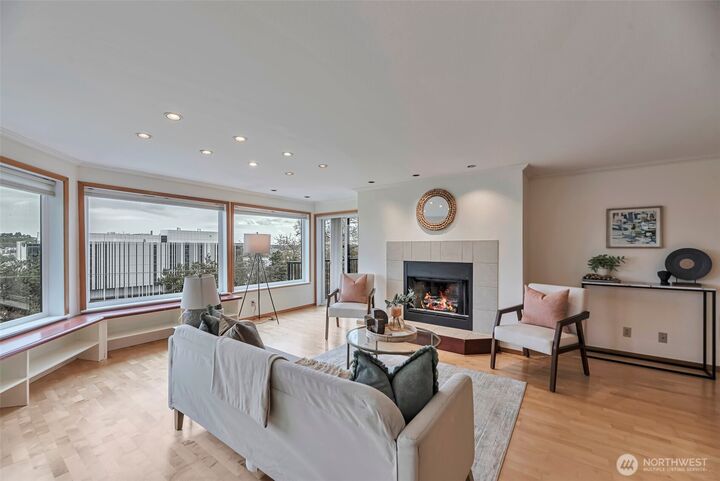 Property Photo:  1028  Lakeview Boulevard E 6  WA 98102 