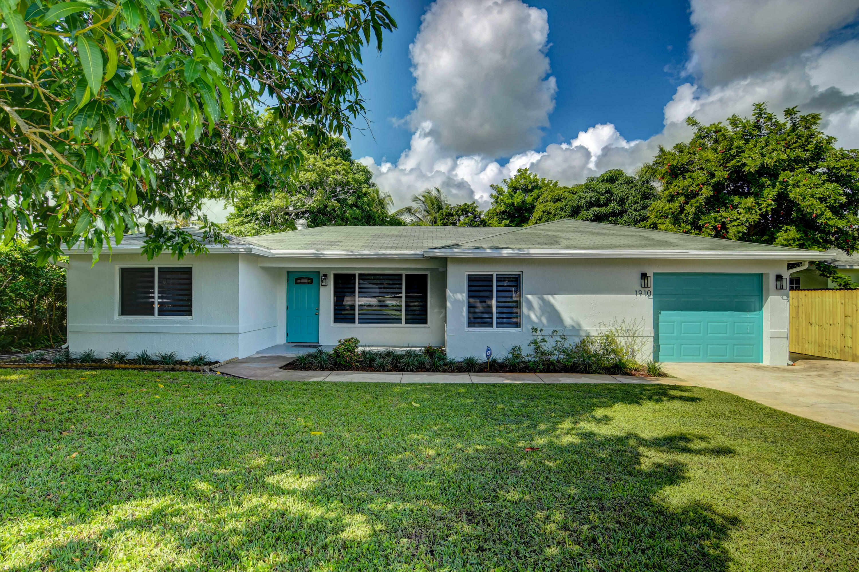 Property Photo: 1910 NE 2nd Avenue FL 33444