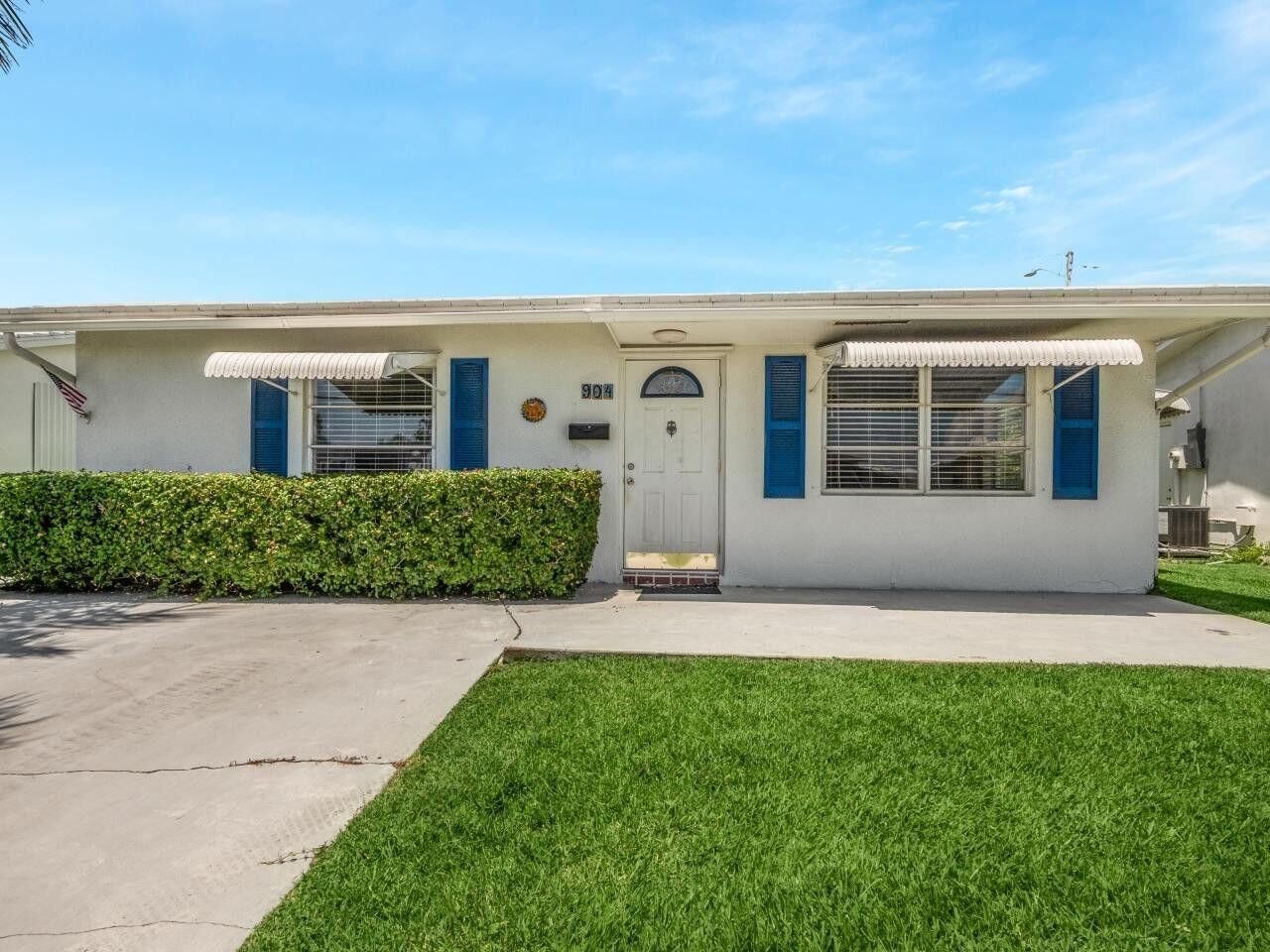 Property Photo:  904 SW 24th Street  FL 33426 