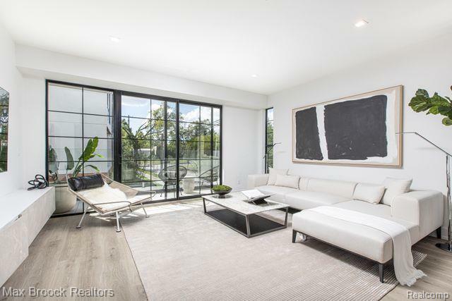 Property Photo: 533 E Harrison Avenue 29 MI 48067
