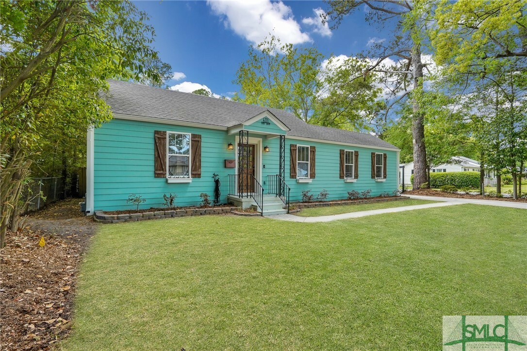Property Photo: 401 E 64th Street GA 31405