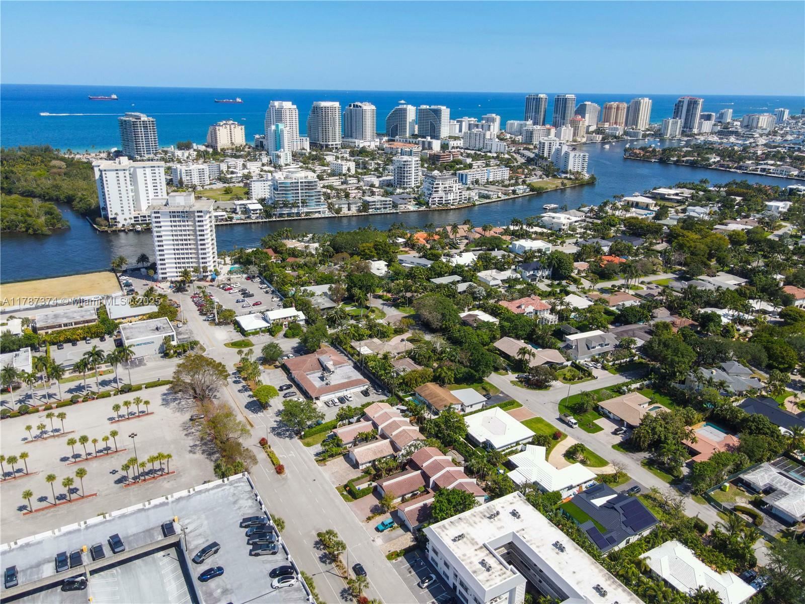 Property Photo: 2520 NE 9th St FL 33304
