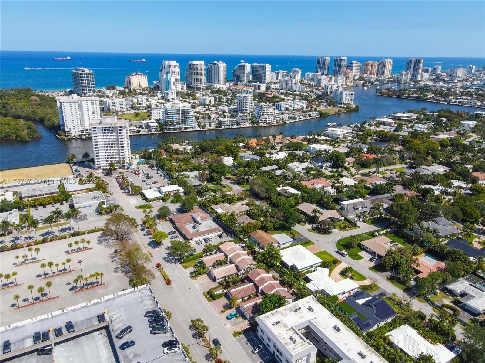Property Photo: 2520 NE 9th St FL 33304
