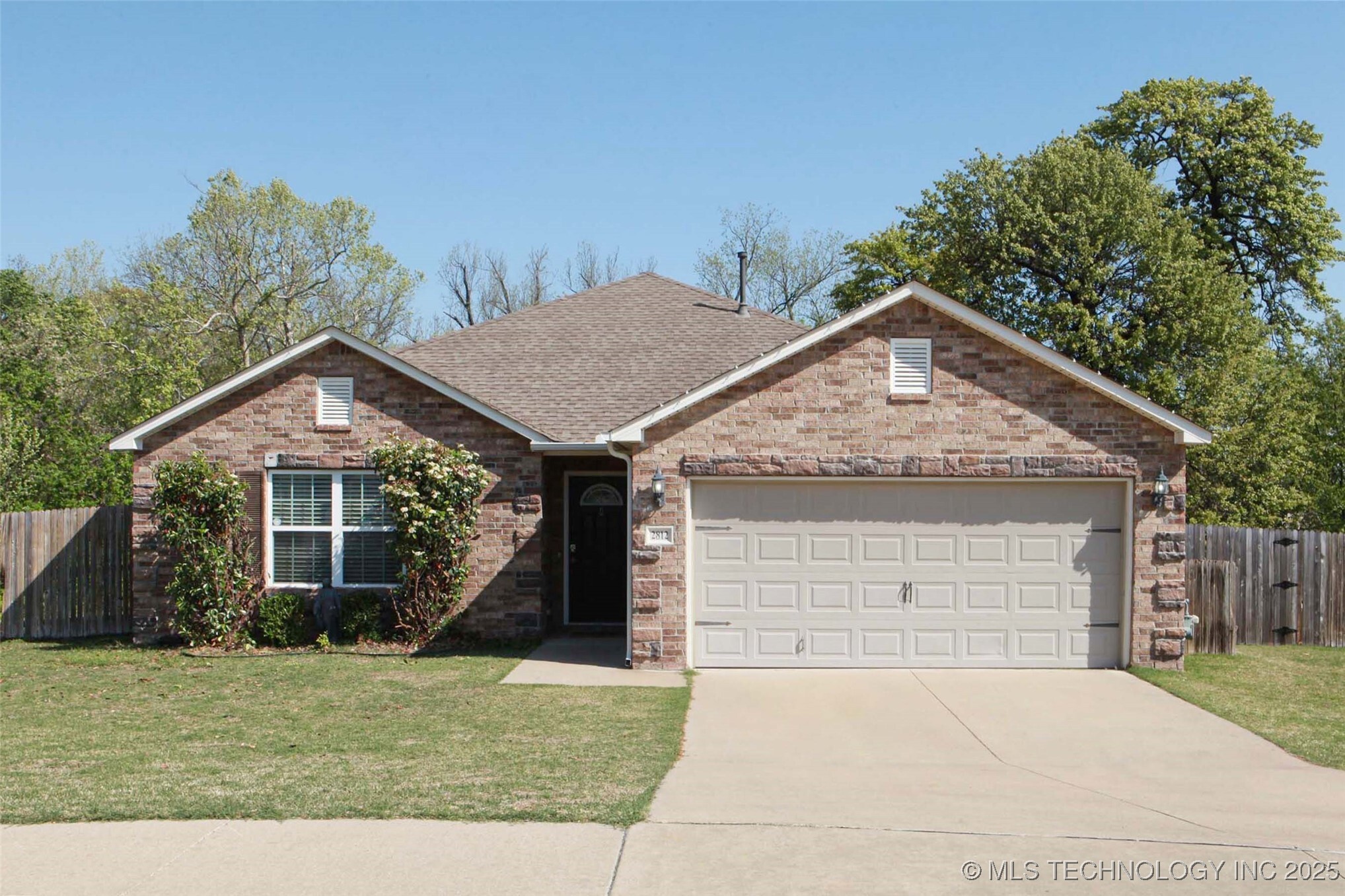 Property Photo: 2812 W Huntsville Street OK 74011