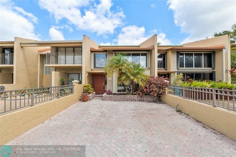 Property Photo: 701 E Coco Plum Cir 4 FL 33324