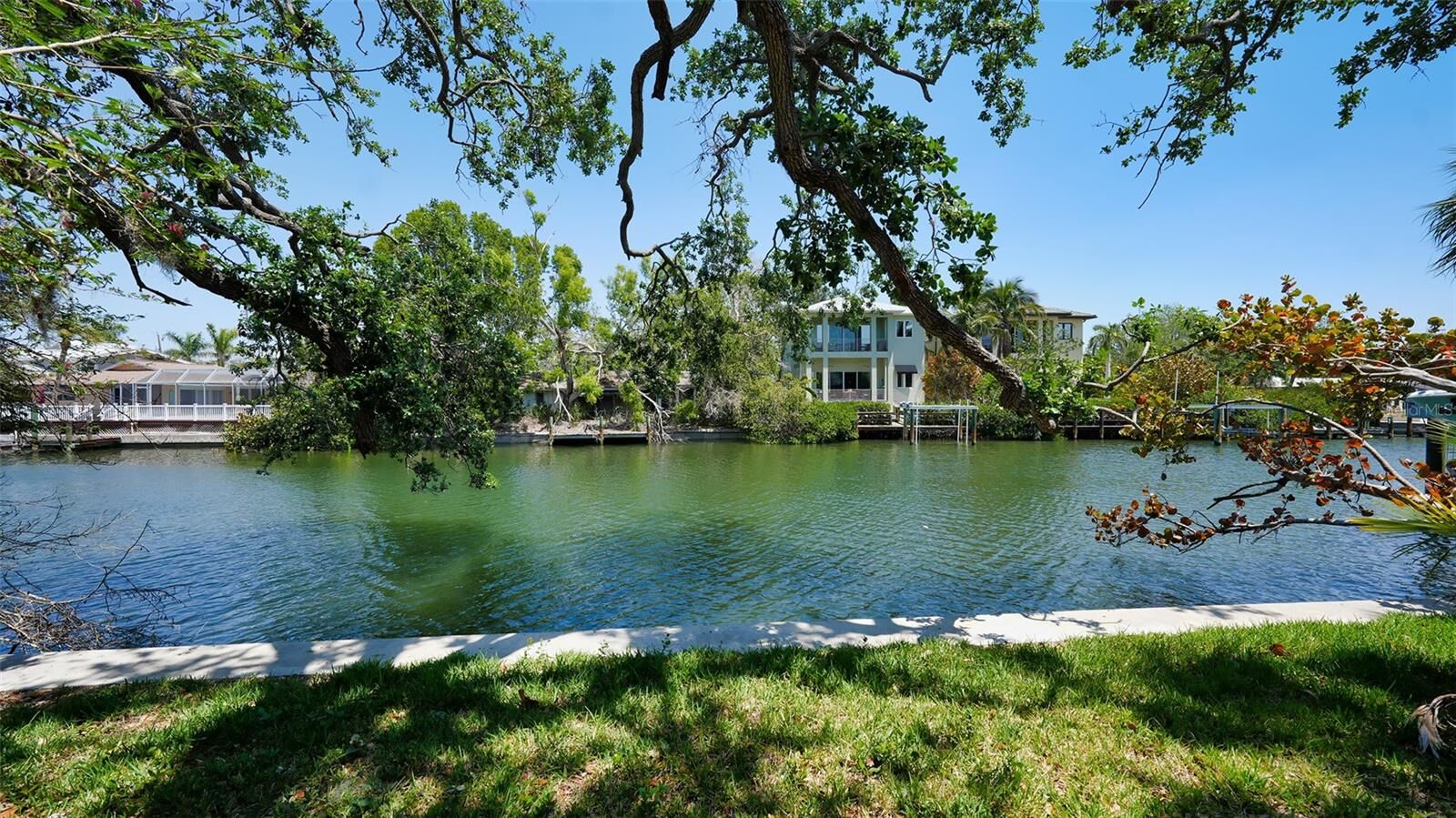 Property Photo:  5033 Oxford Drive  FL 34242 