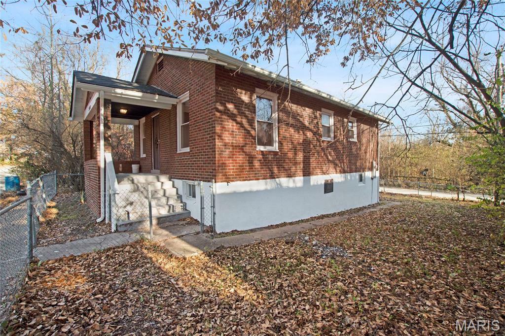 Property Photo:  2140 Crescent Avenue  MO 63121 