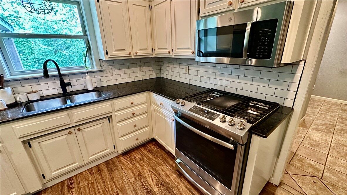 Property Photo:  811 Gail Street  AR 72762 