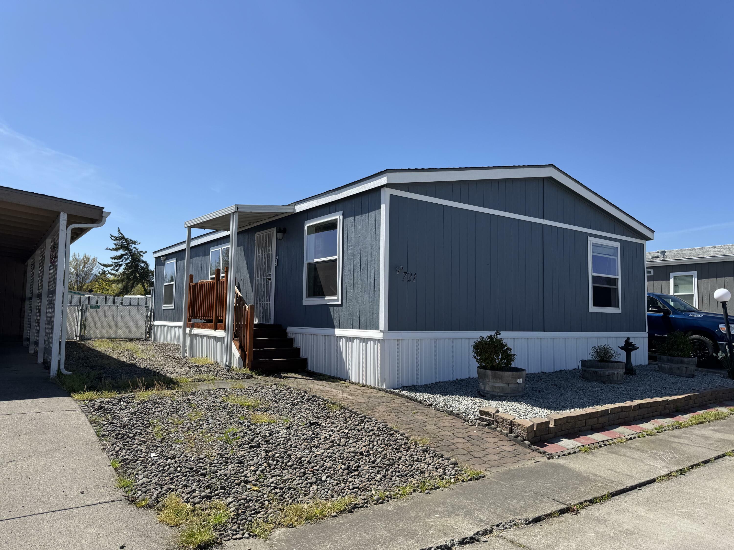 Property Photo: 721 Nita Lynne OR 97501