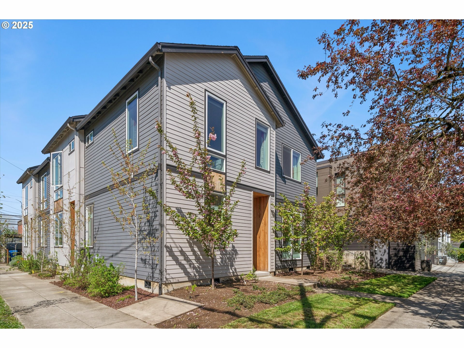 Property Photo: 2585 SE 13th Ave OR 97202