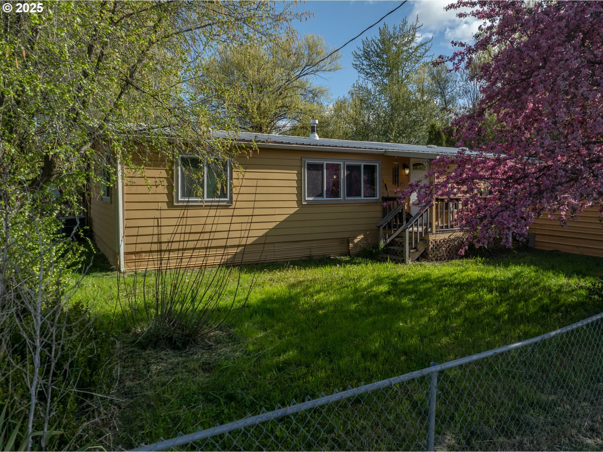 Property Photo: 426 Hogans Aly OR 97021