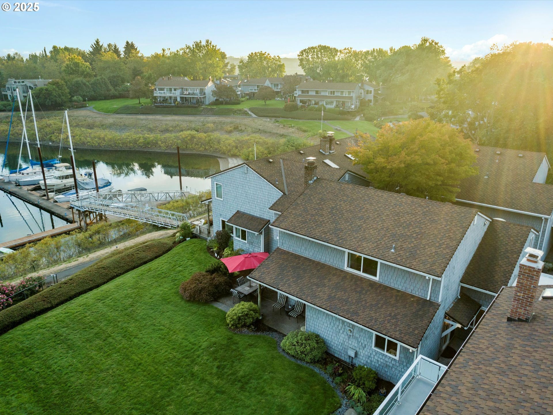 Property Photo: 530 N Hayden Bay Dr OR 97217