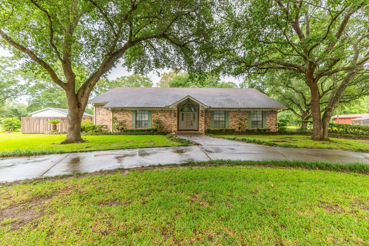 Property Photo: 5260 Avie Ln TX 77708