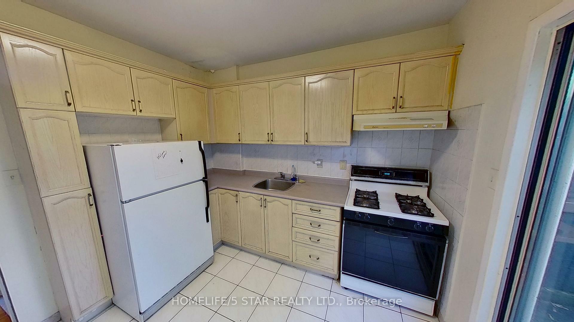 Property Photo: 42 Claremont Street Apt 2 ON M6J 2M5