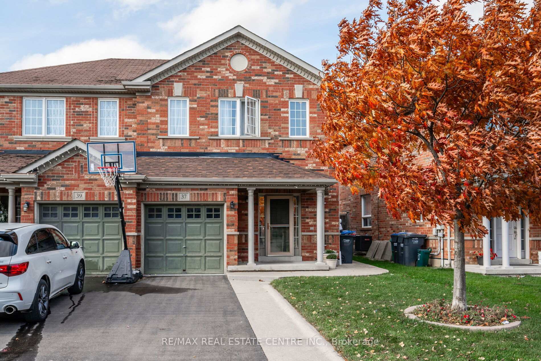 Property Photo: 37 Hollingsworth Circle ON L7A 0J7