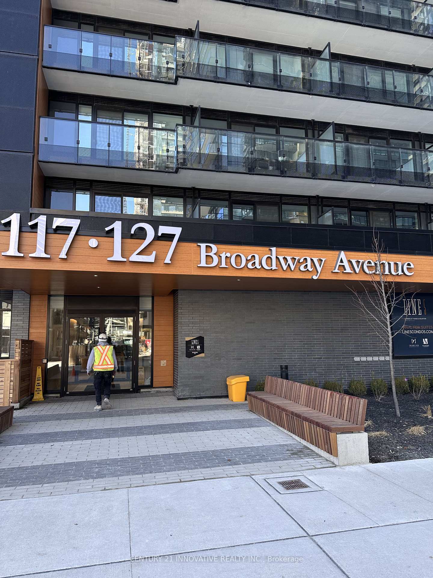 Property Photo: 117 Broadway Avenue 3301 ON M4P 1V3