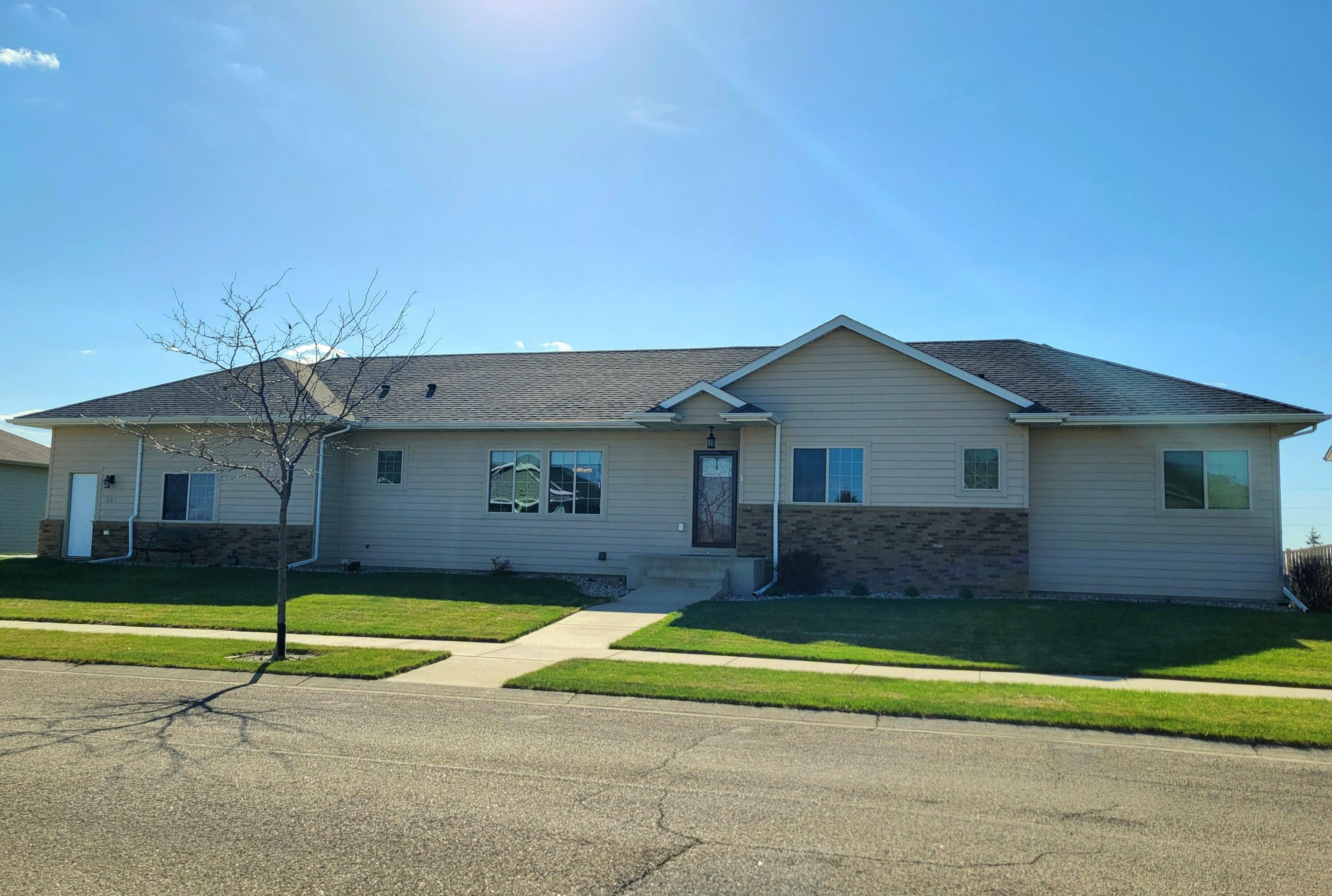 Property Photo: 521 W Palmer Cir SD 57401