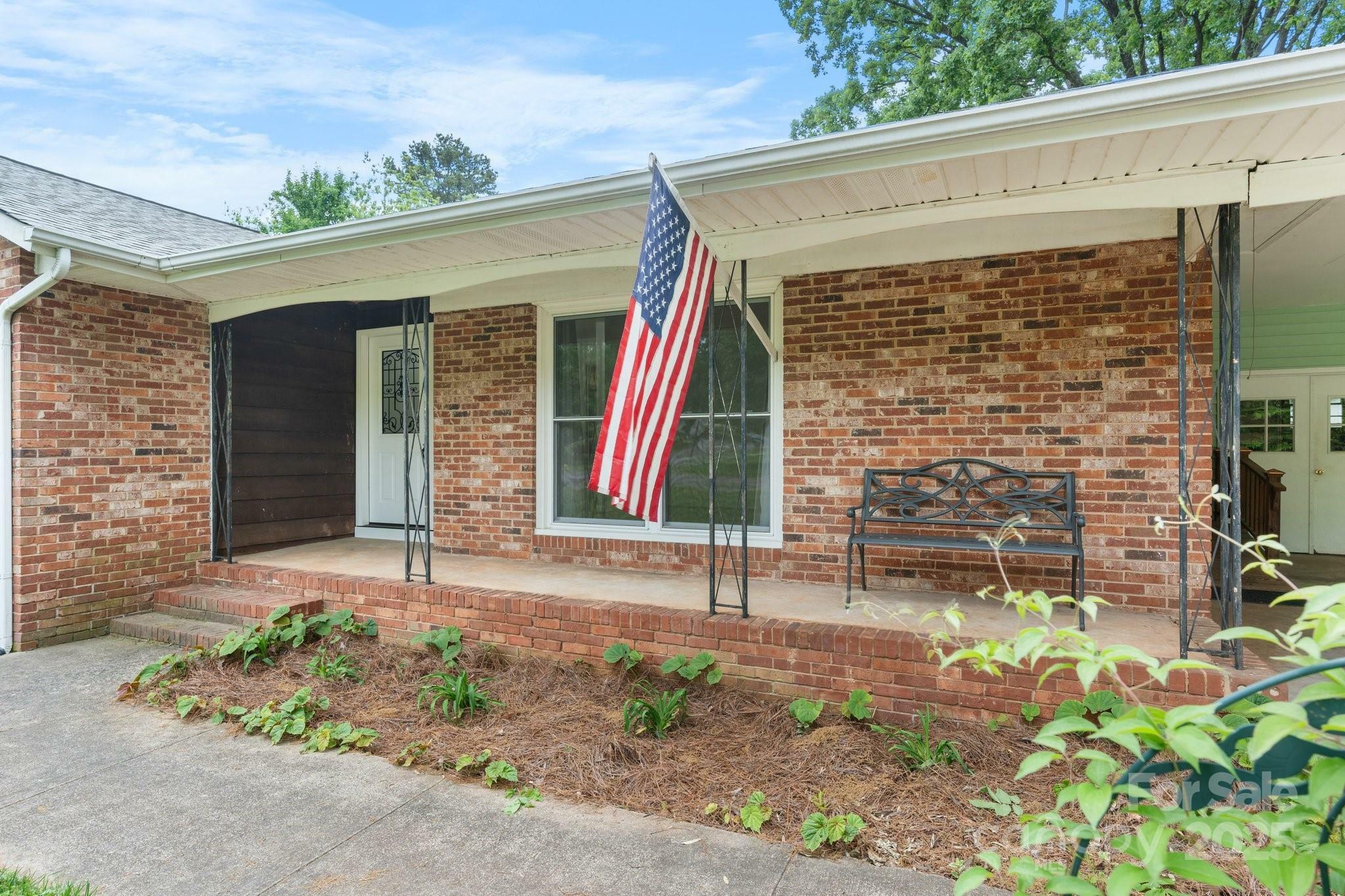 Property Photo: 8903 Larchmont Circle NC 28214