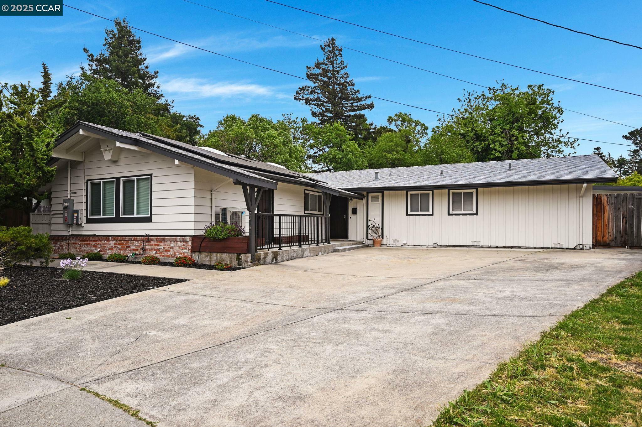 Property Photo: 2326 Estrella Ct CA 94564