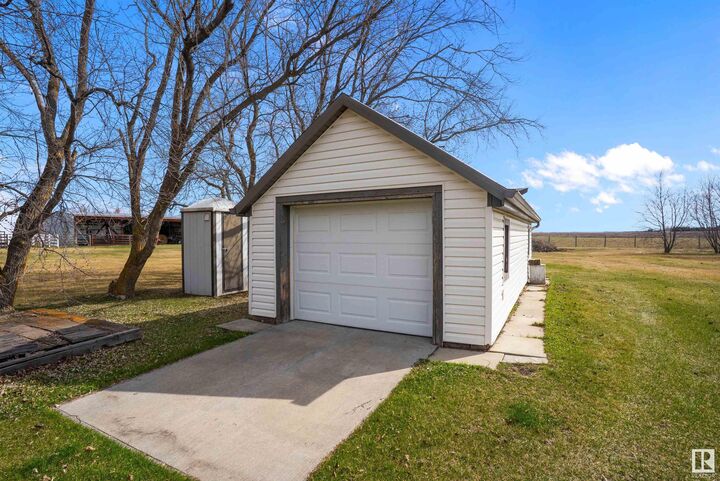 Property Photo:  49229 Range Rd 263  AB T0C 0V0 