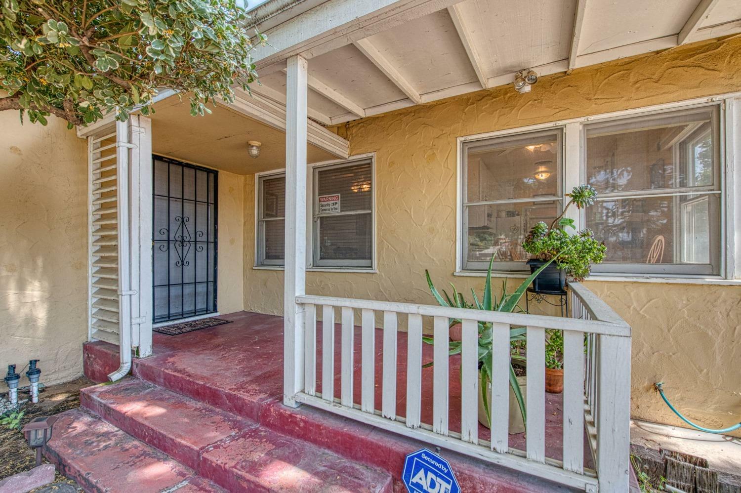 Property Photo: 1422 N Fruit Avenue CA 93728