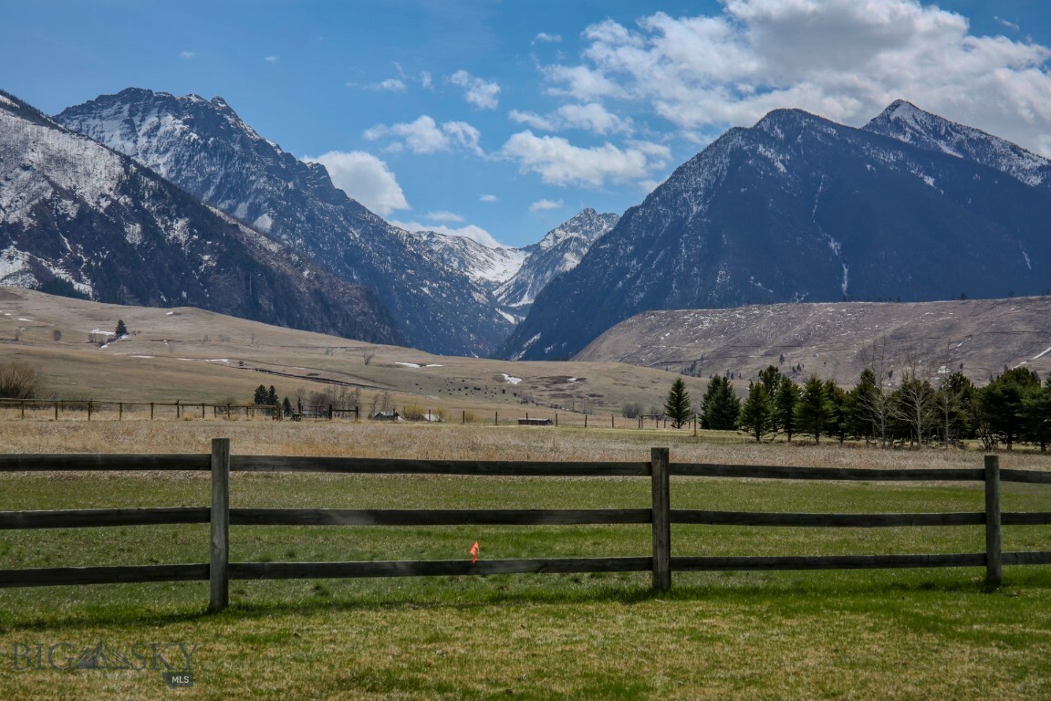 Property Photo:  