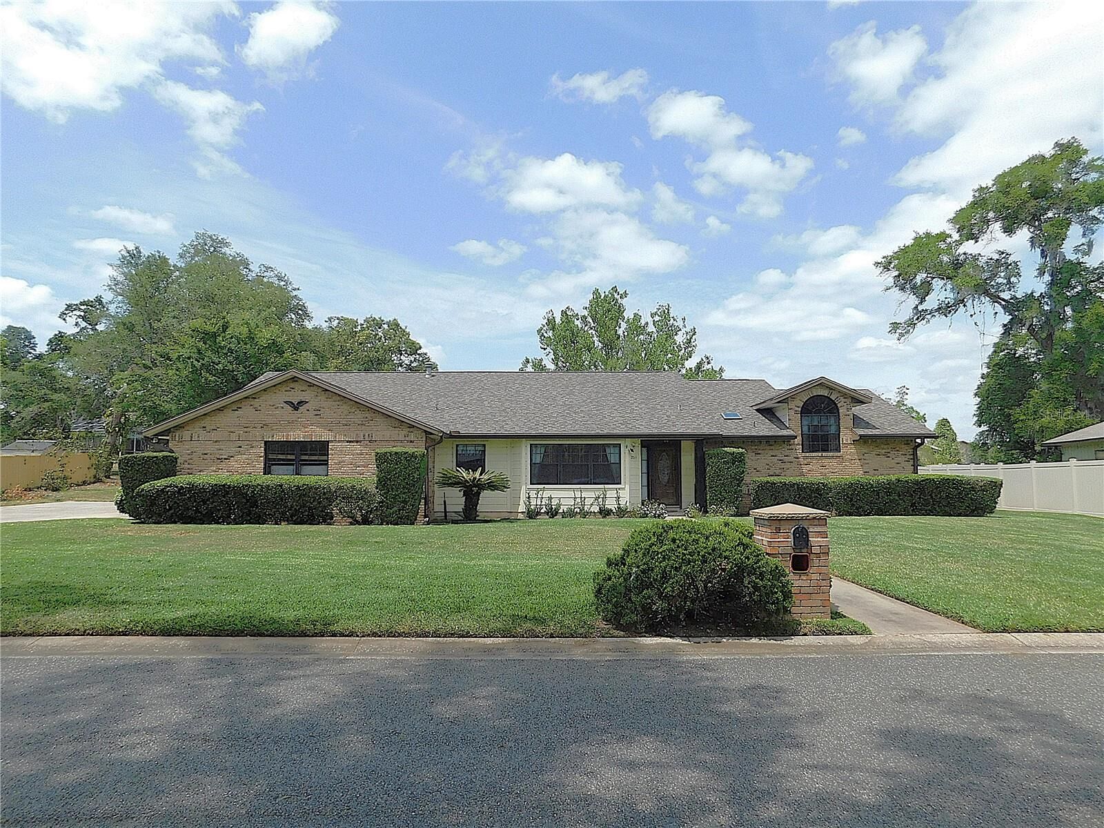 Property Photo: 2865 SE 37th Street FL 34471