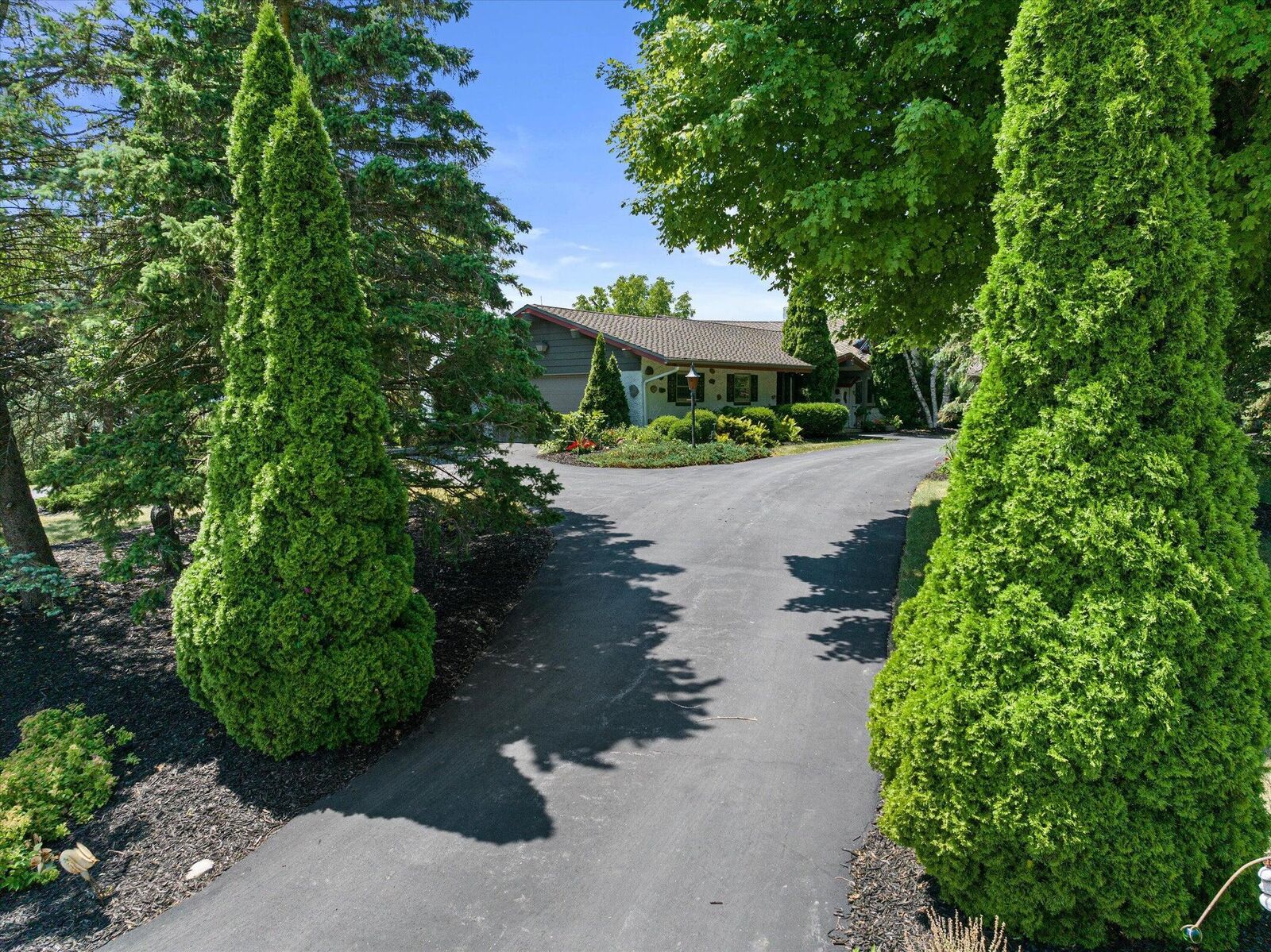 Property Photo: W215n5353 Ada Ct WI 53051