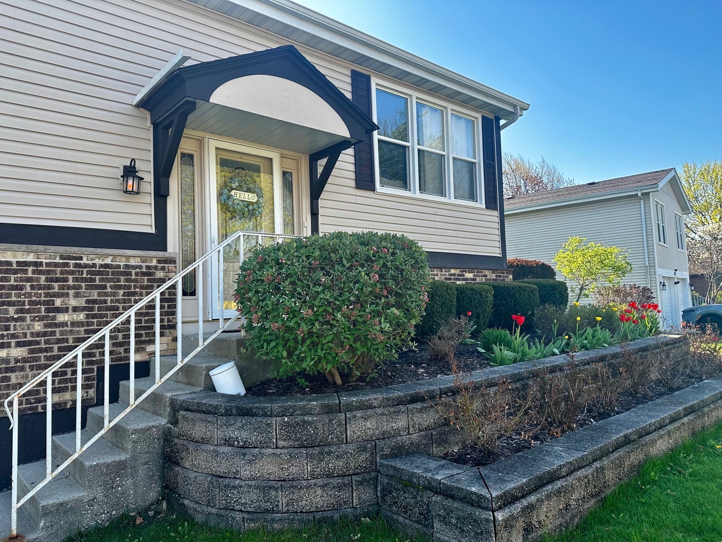 Property Photo: 305 Sutherland Lane IL 60108