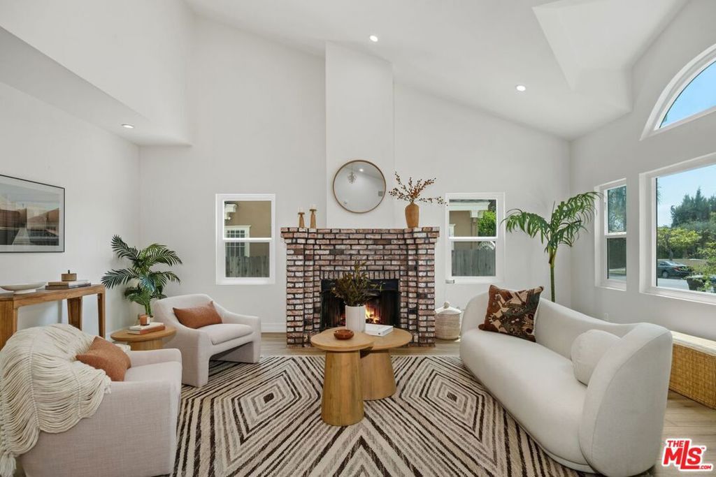 Property Photo: 326 N Beachwood Drive CA 90004
