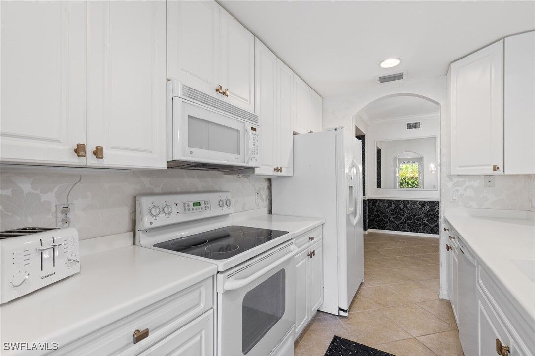 Property Photo: 1285 Sweetwater Cove 2101 FL 34110