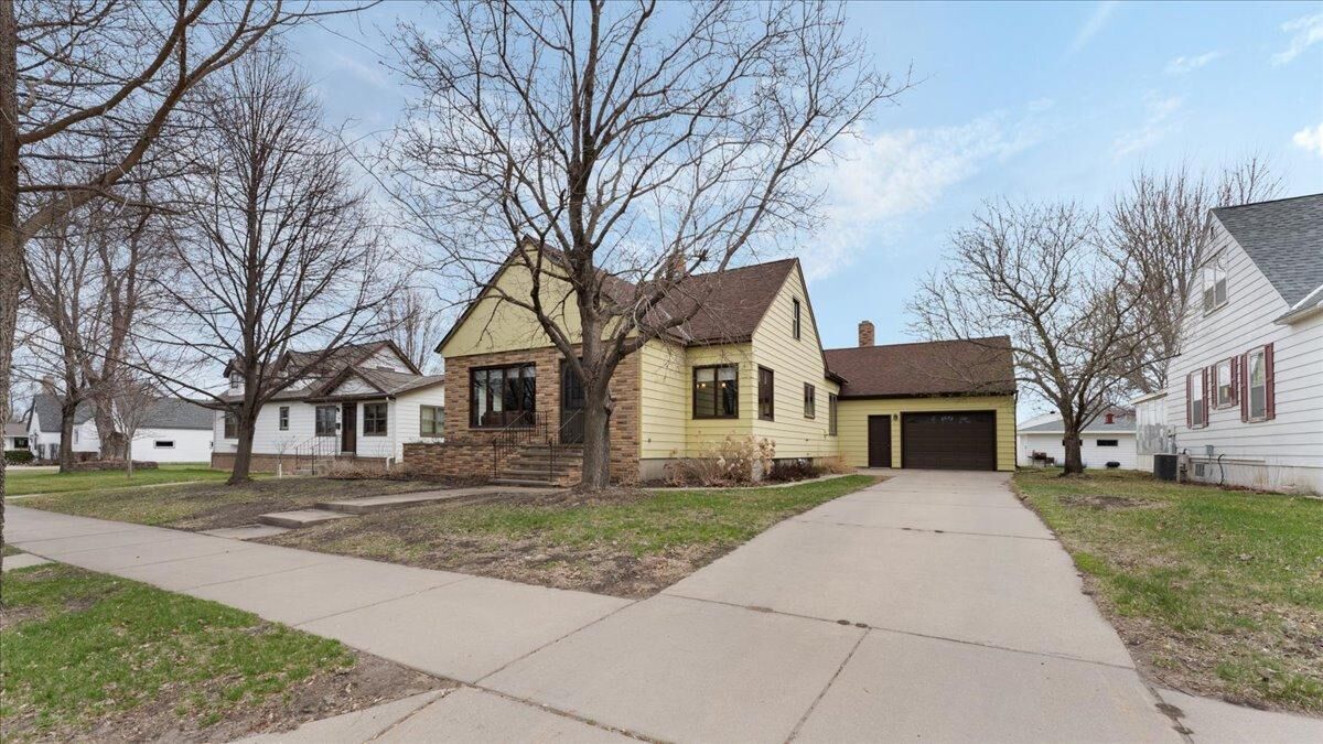 Property Photo:  411 Ash Street S  MN 56378 