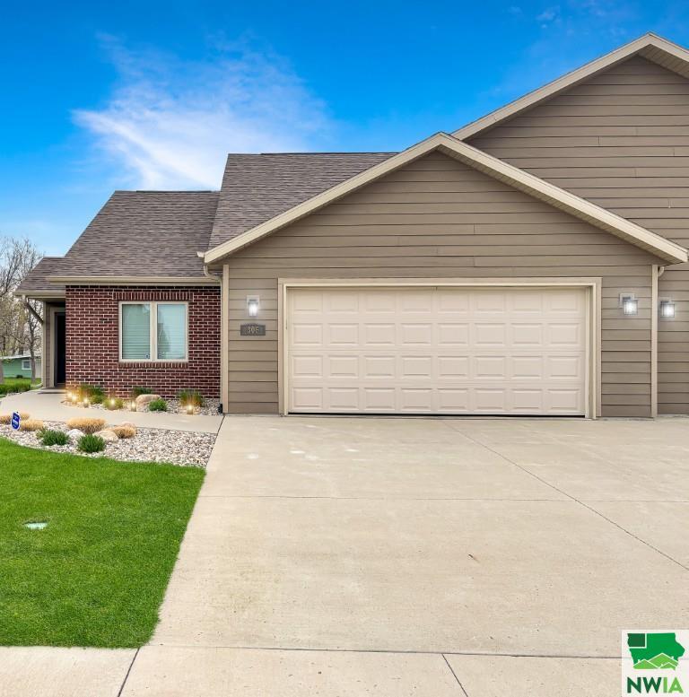 Property Photo: 306 Prairie Bluff Dr IA 51054