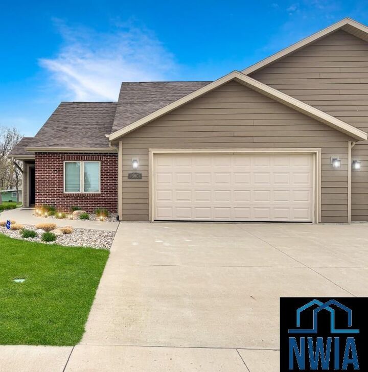 306 Prairie Bluff Dr  Sergeant Bluff IA 51054 photo