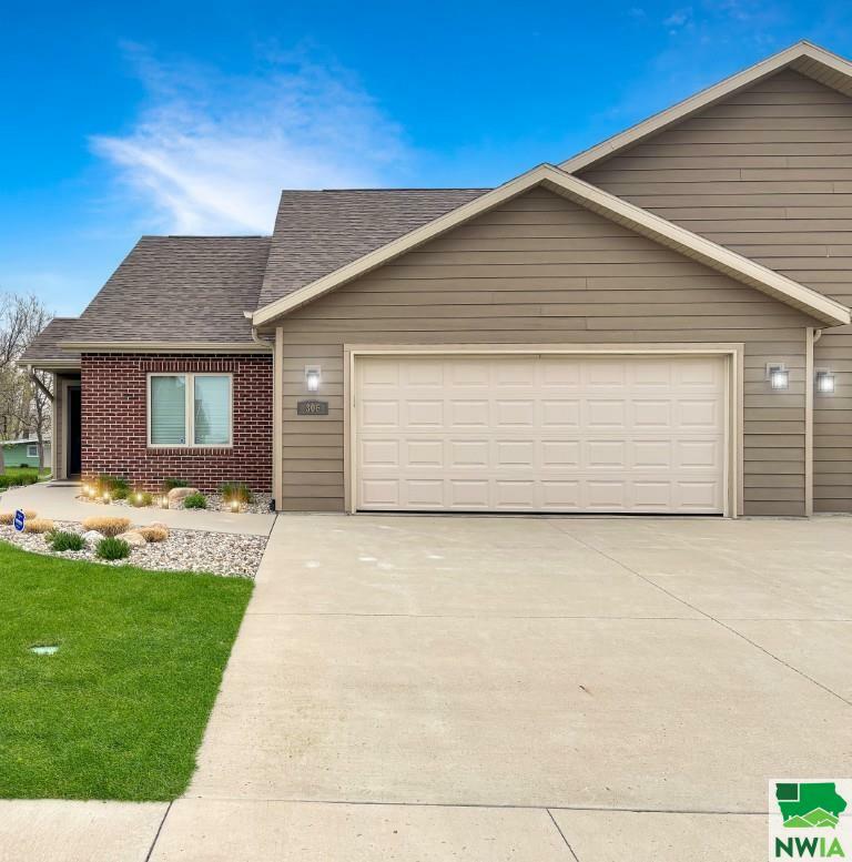 306 Prairie Bluff Dr  Sergeant Bluff IA 51054 photo