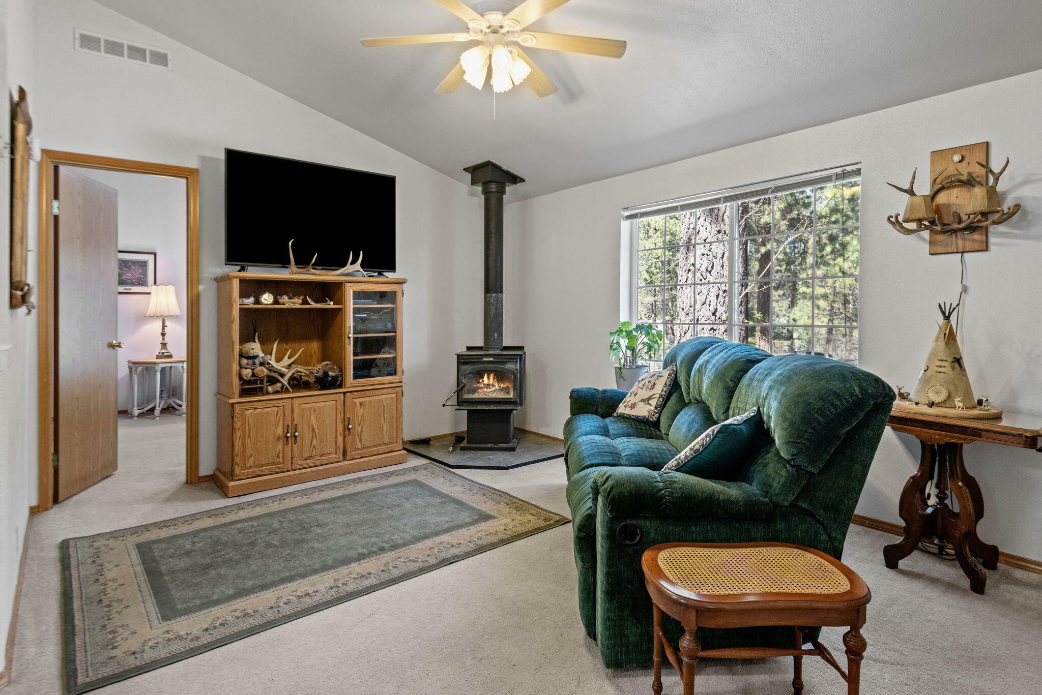 Property Photo: 19175 Apache Road OR 97702