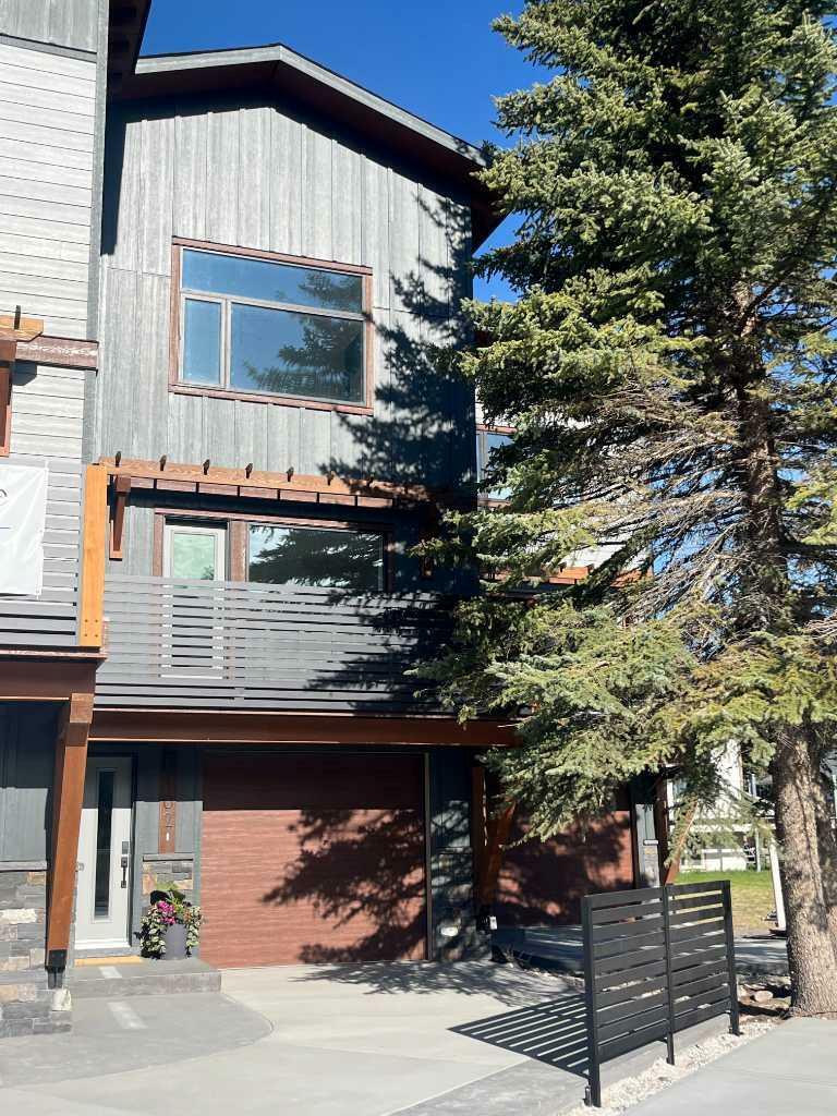Property Photo: 1413 Mountain Avenue 102 AB T1W 1M3