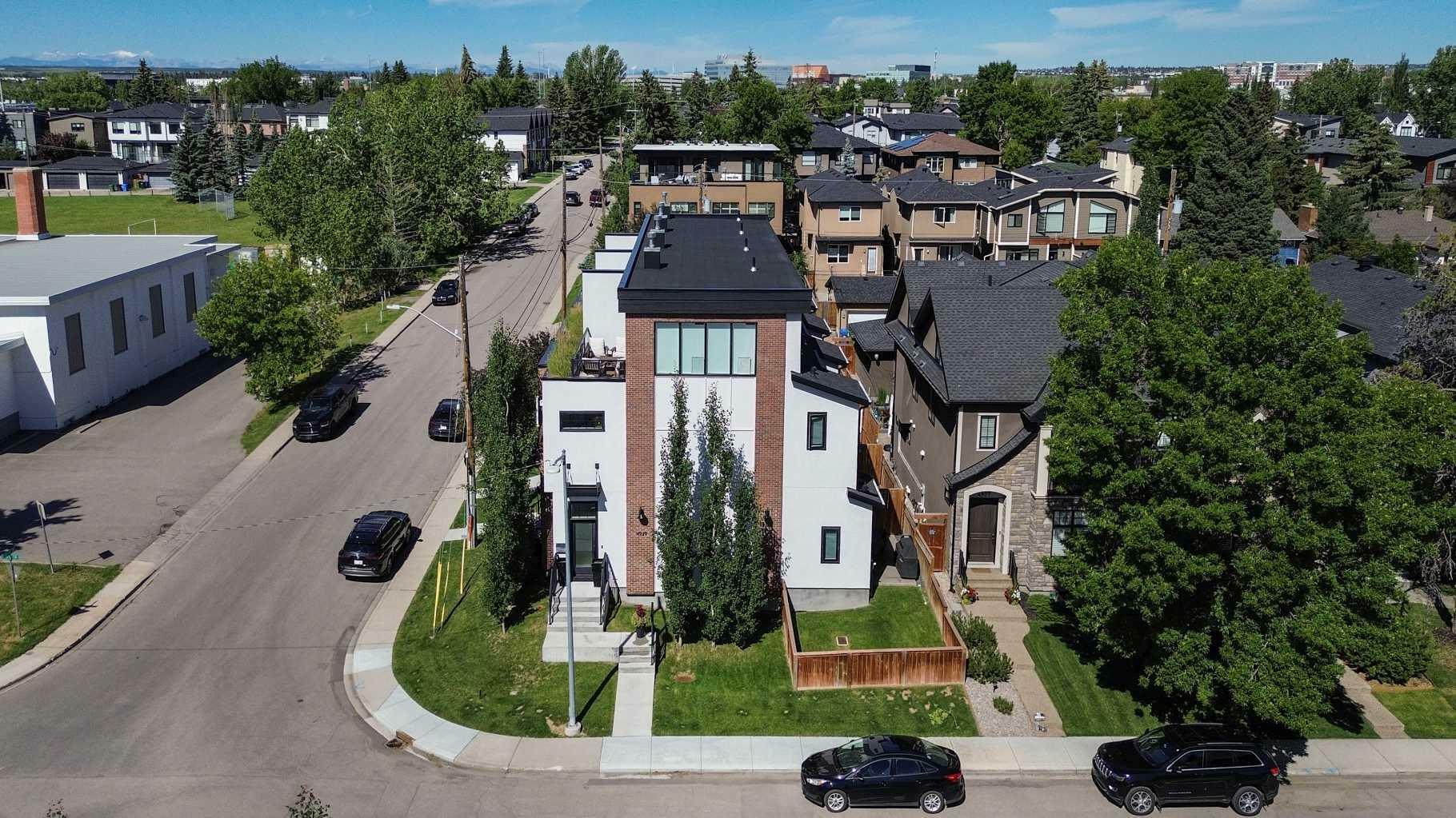 Property Photo: 4929 20 Street SW AB T2T 5A4
