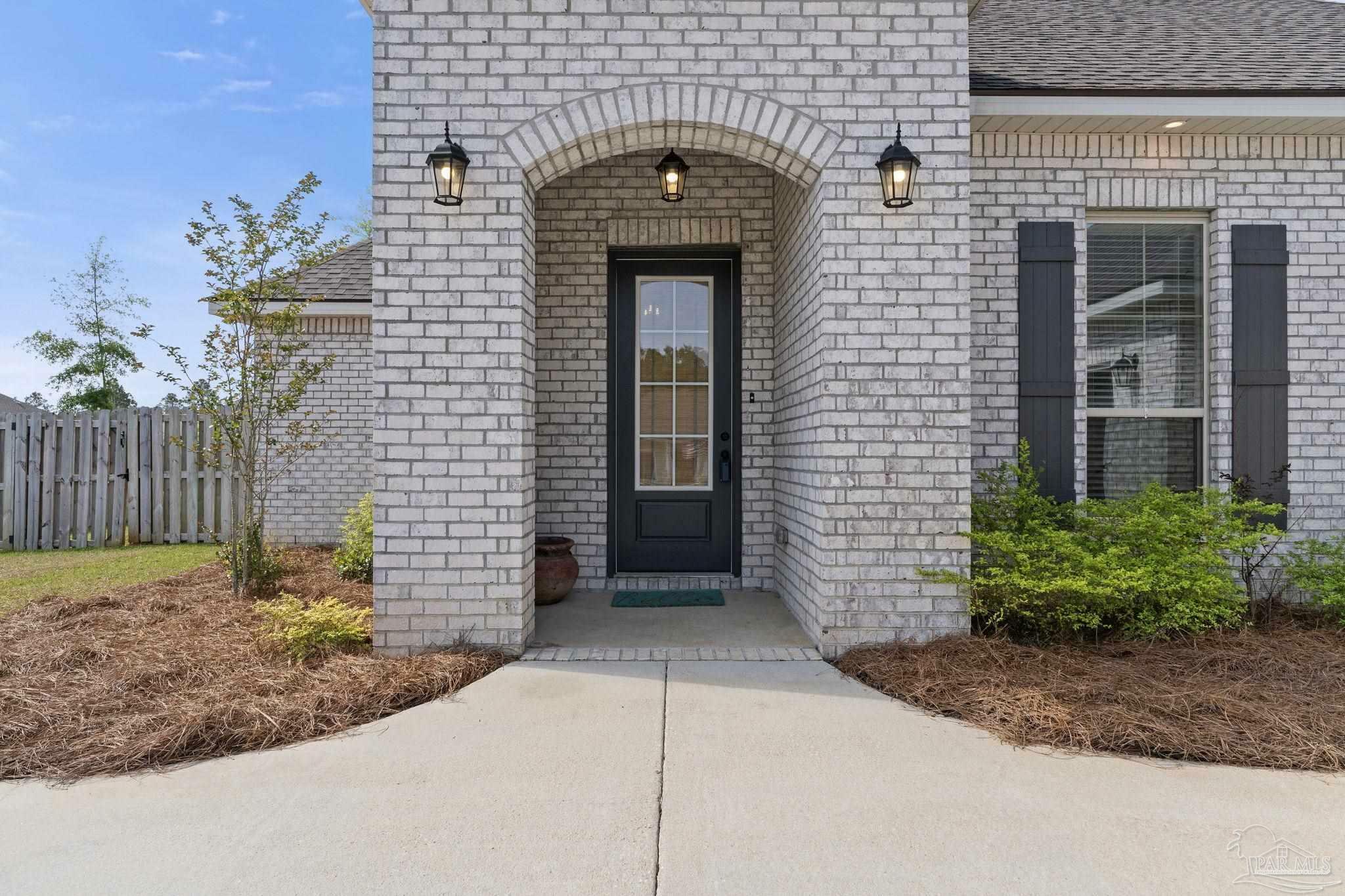 Property Photo: 2905 Trestle Way FL 32533