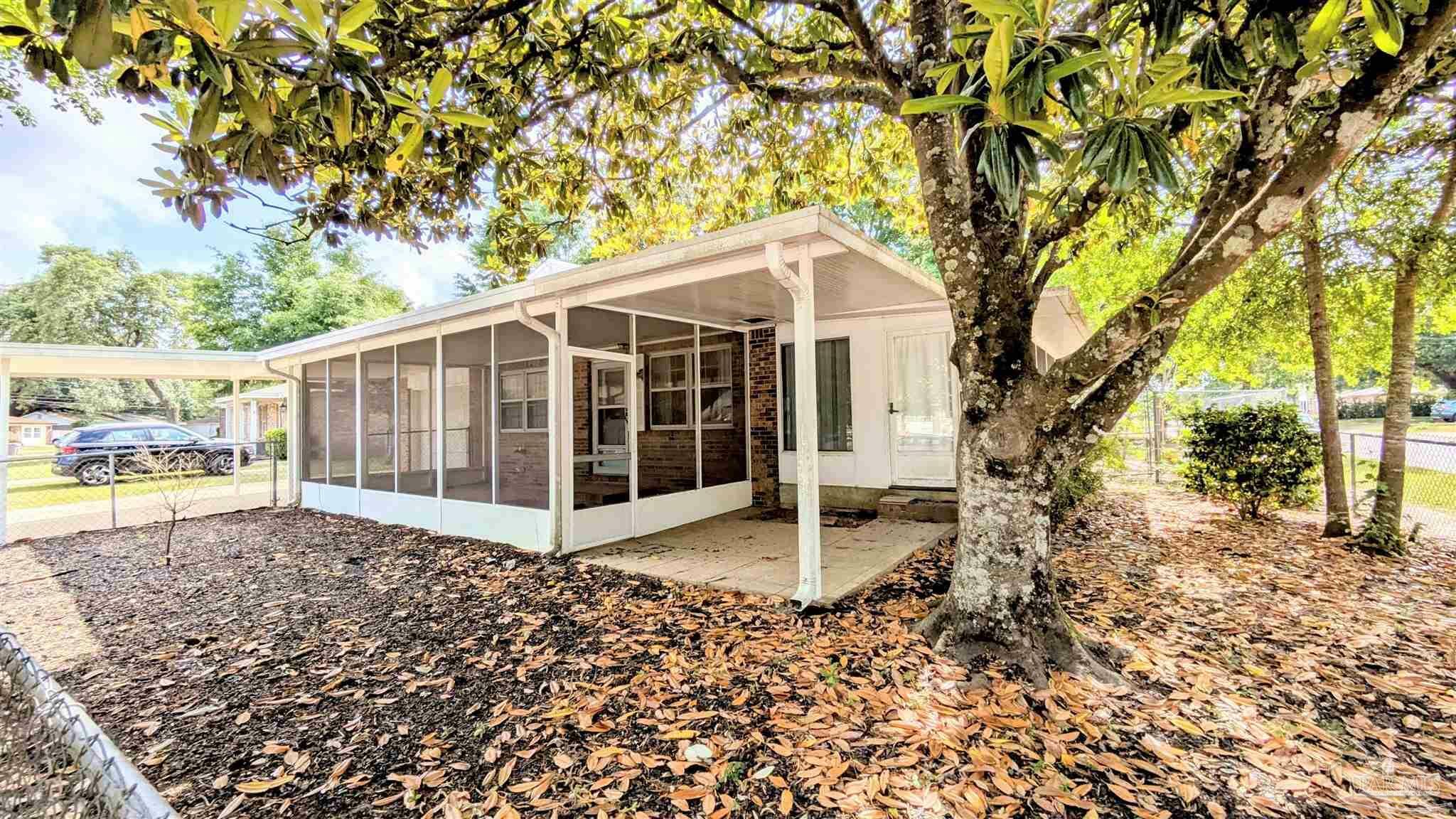 Property Photo: 7004 Balboa Dr FL 32526