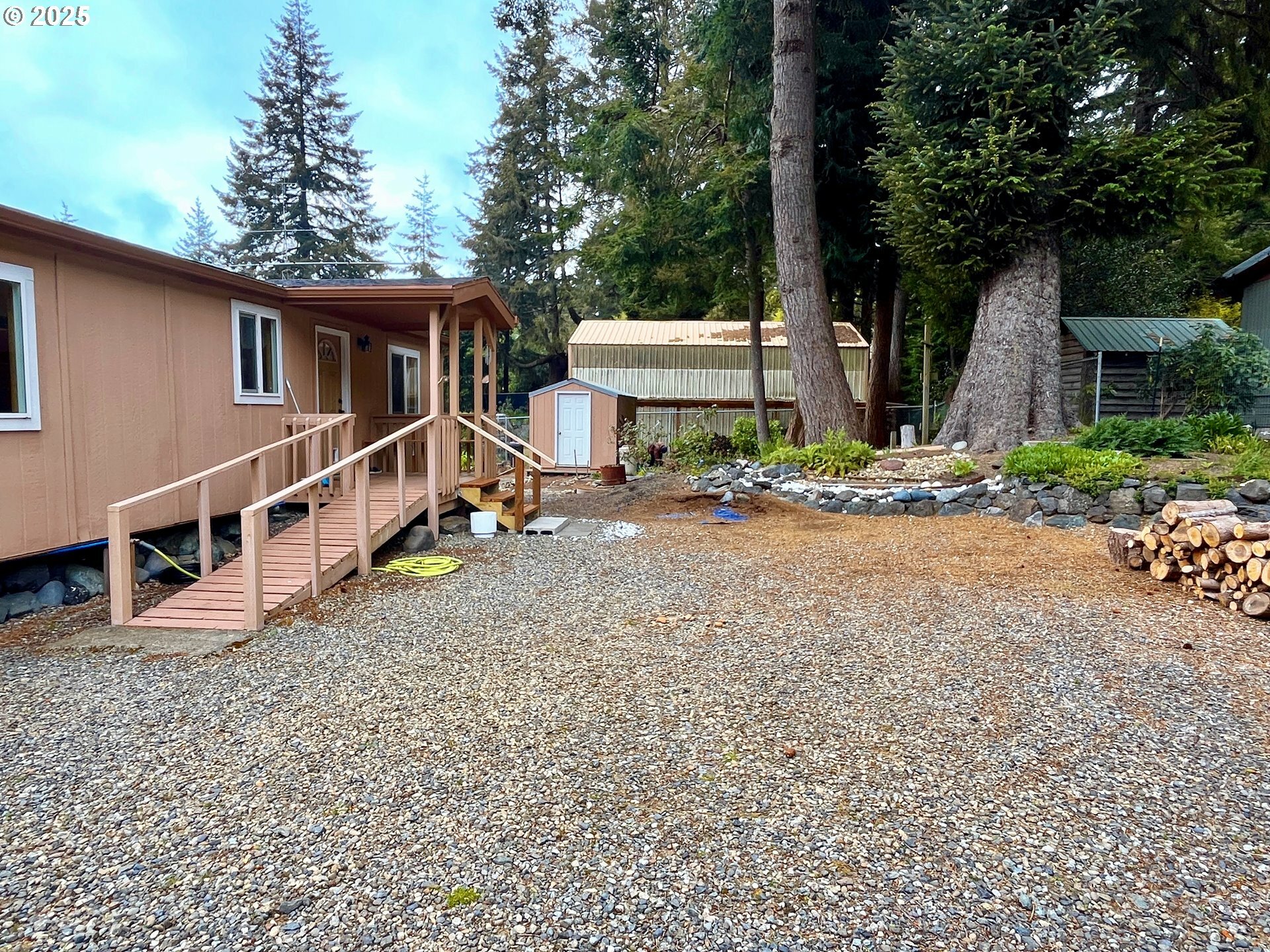 Property Photo: 150 Woodglen St OR 97465