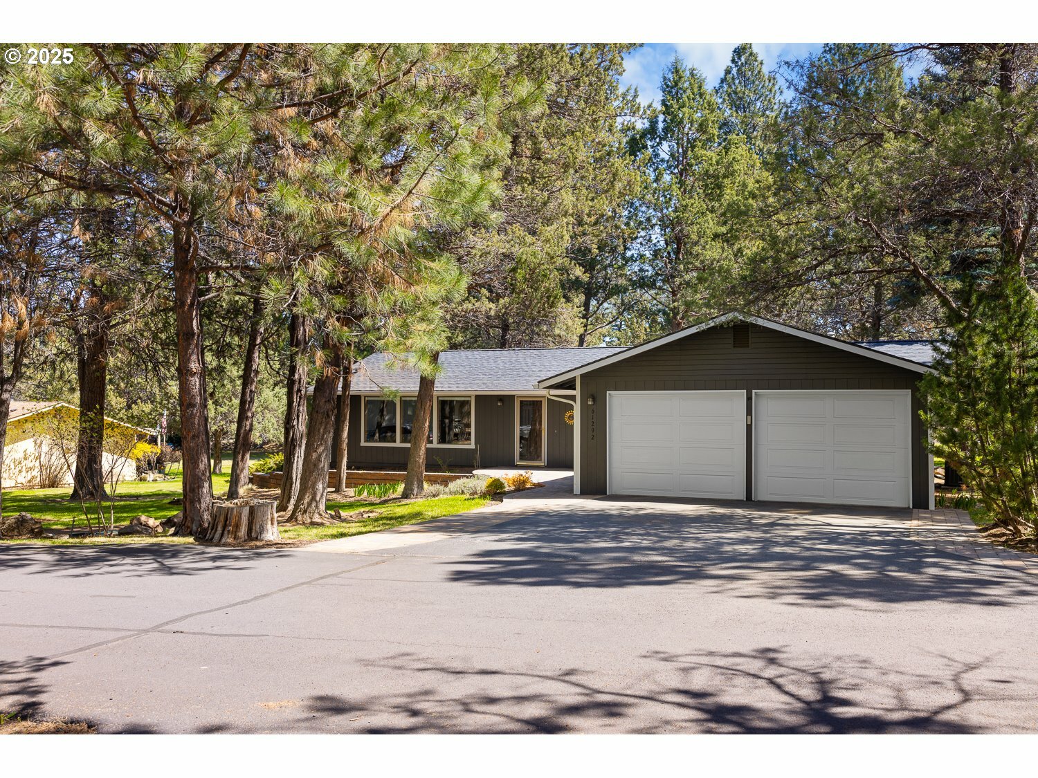 Property Photo: 61292 Robin Hood Ln OR 97702