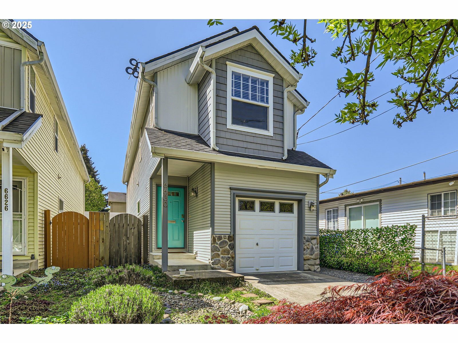 Property Photo: 6630 N Seneca St OR 97203