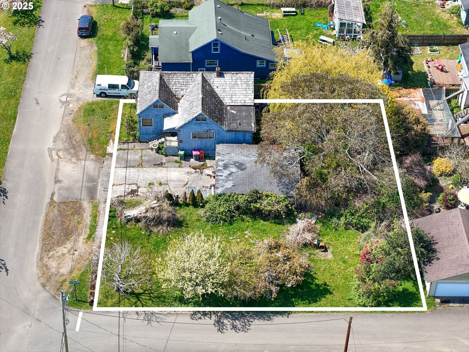 Property Photo: 841 Pacific Dr OR 97121